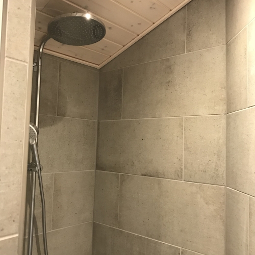 Nyt badeværelse med grå klinker