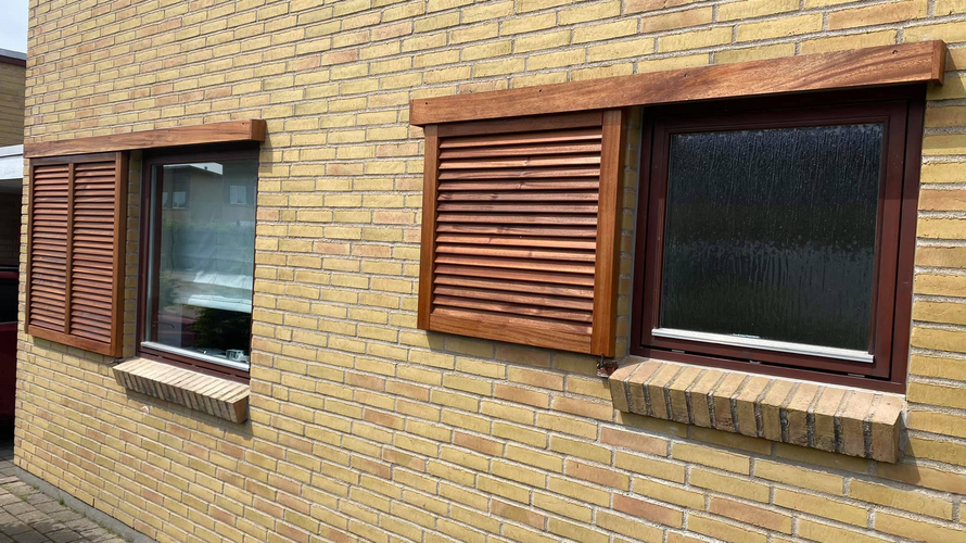 Montering af nye vinduer med skodder i træ