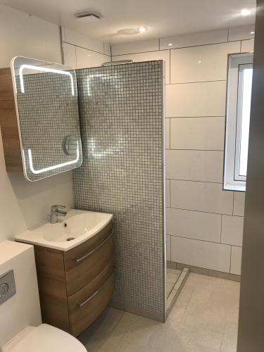 Spejl med lys i nyt badeværelse