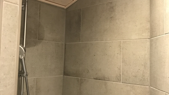 Nyt badeværelse med grå klinker